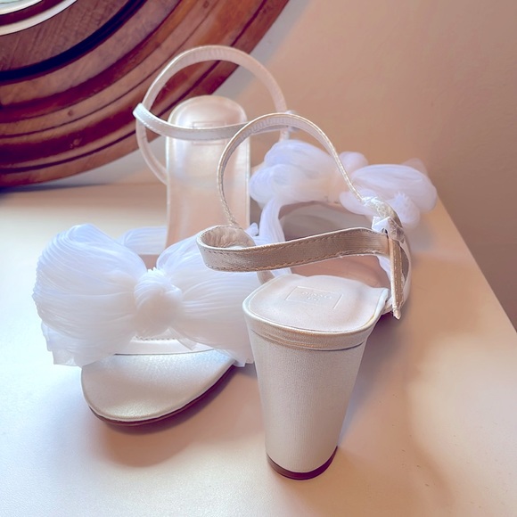 White heels with bow - Picture 1 of 2